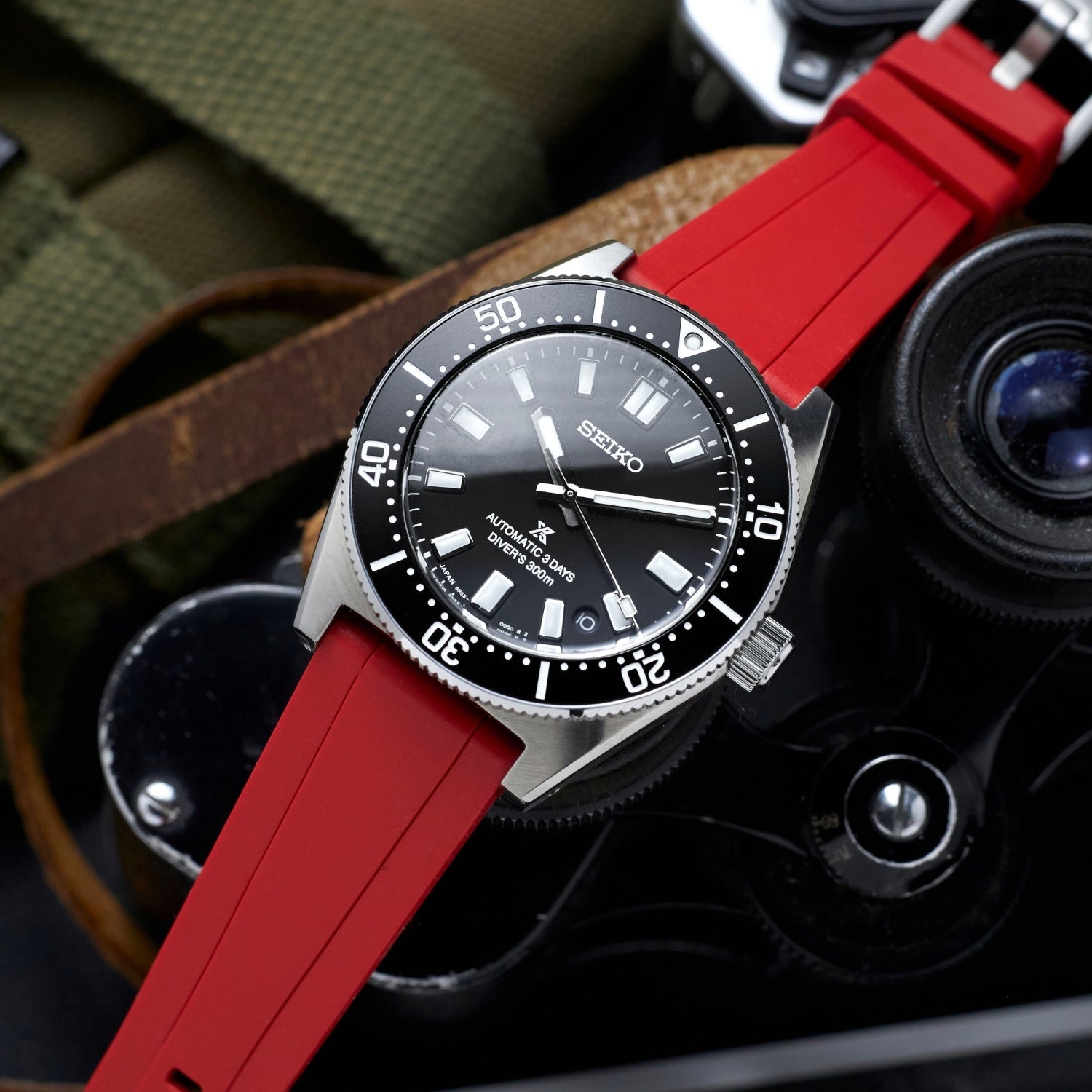 Gerades FKM Kautschukarmband – Universelle Passform – Rot (20mm / 22mm / 24mm) - Helvetus DE