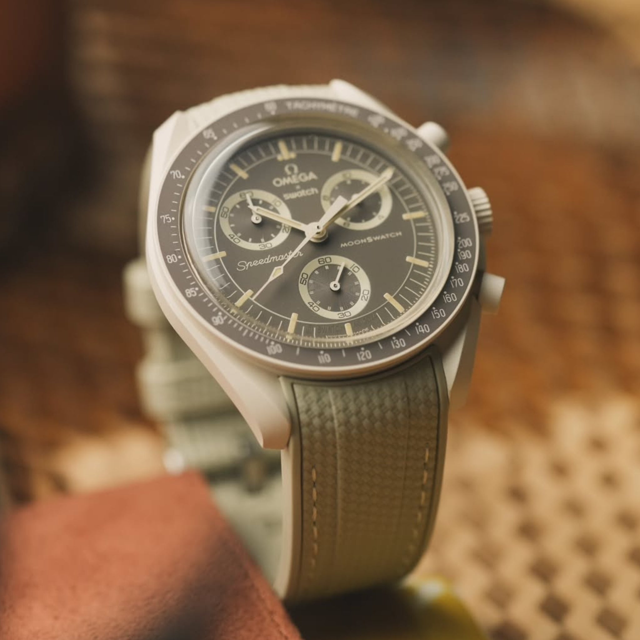 Kautschukarmband – Für Mission on Earth Desert | Omega X Swatch | MoonSwatch – Beige mit Weiß - Helvetus DE